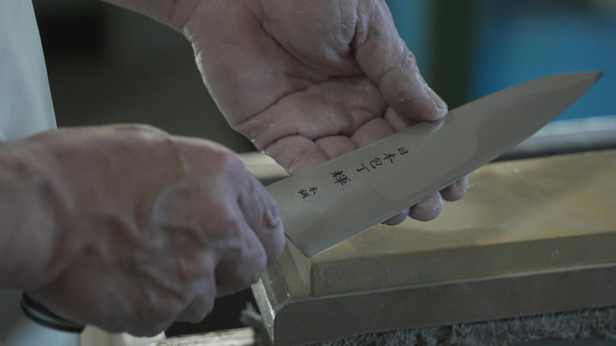 How to Sharpen a Knife and with which Whetstones (For Beginners)