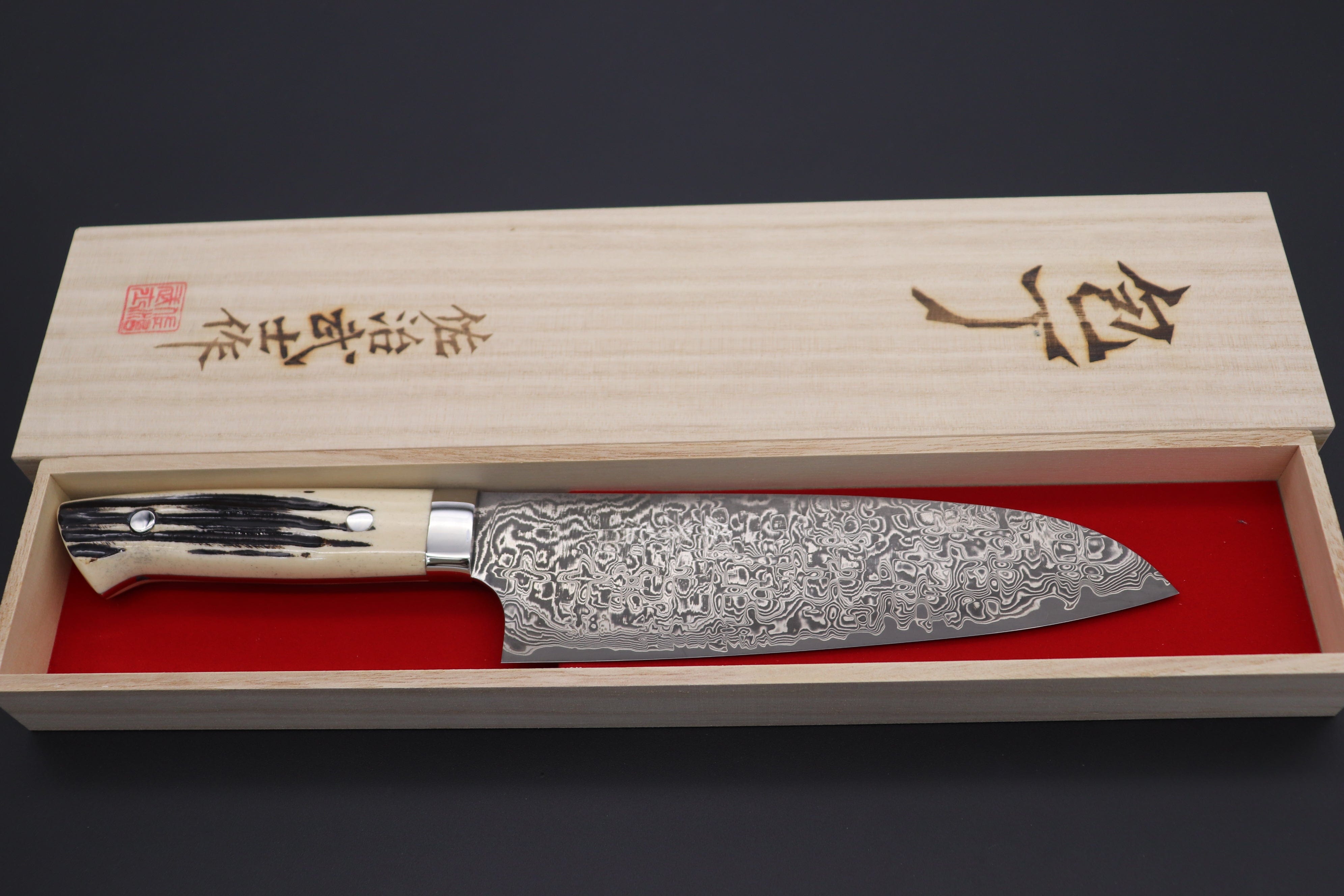 https://japanesechefsknife.com/cdn/shop/files/takeshi-saji-santoku-takeshi-saji-r-2-custom-black-damascus-wild-series-santoku-180mm-7-inch-stag-bone-handle-42516567425307.jpg?v=1695931787