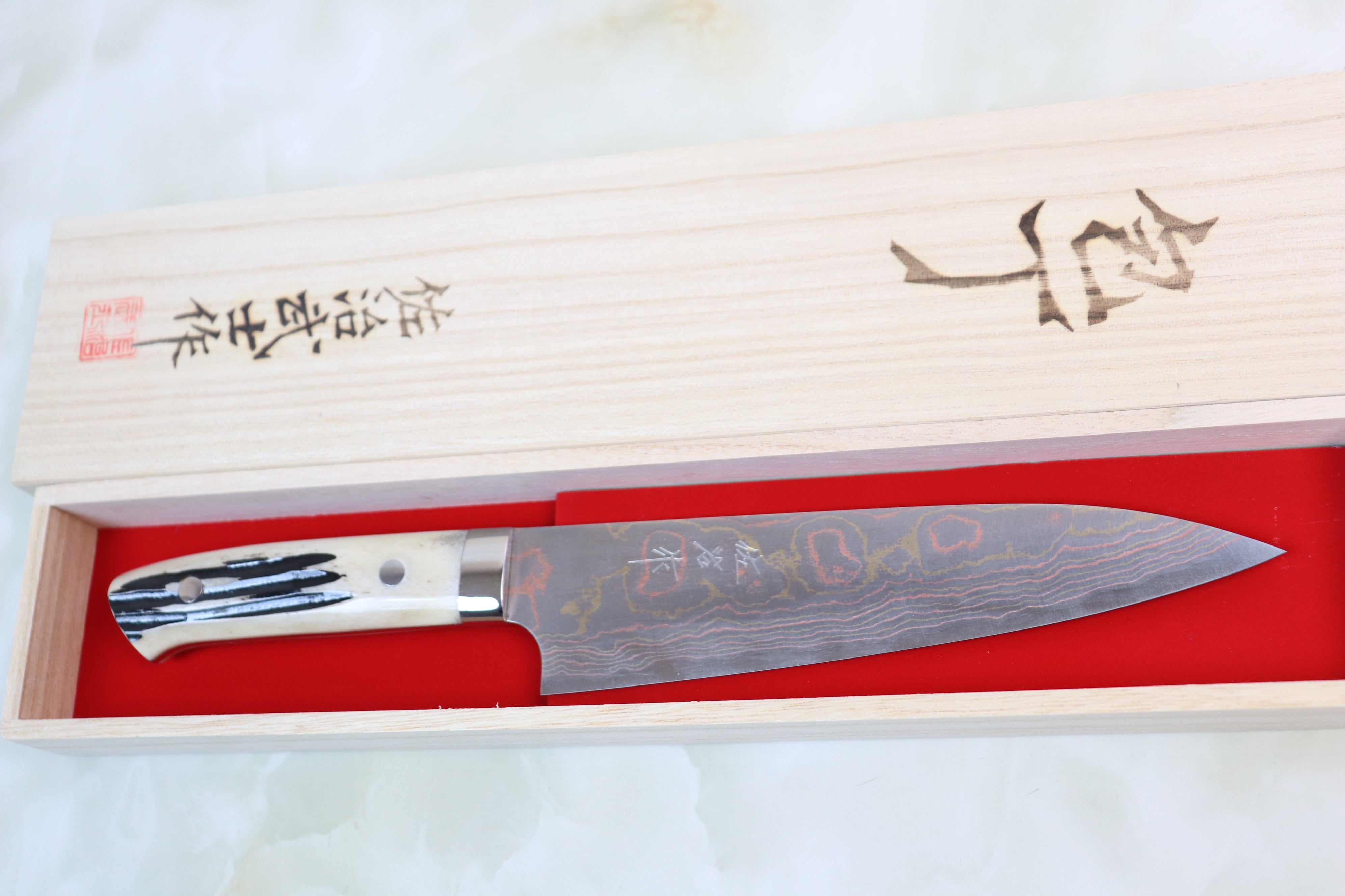 https://japanesechefsknife.com/cdn/shop/products/takeshi-saji-gyuto-master-saji-rainbow-damascus-series-str-5sb-gyuto-180mm-7-inch-stag-bone-handle-29424046735457.jpg?v=1649669438