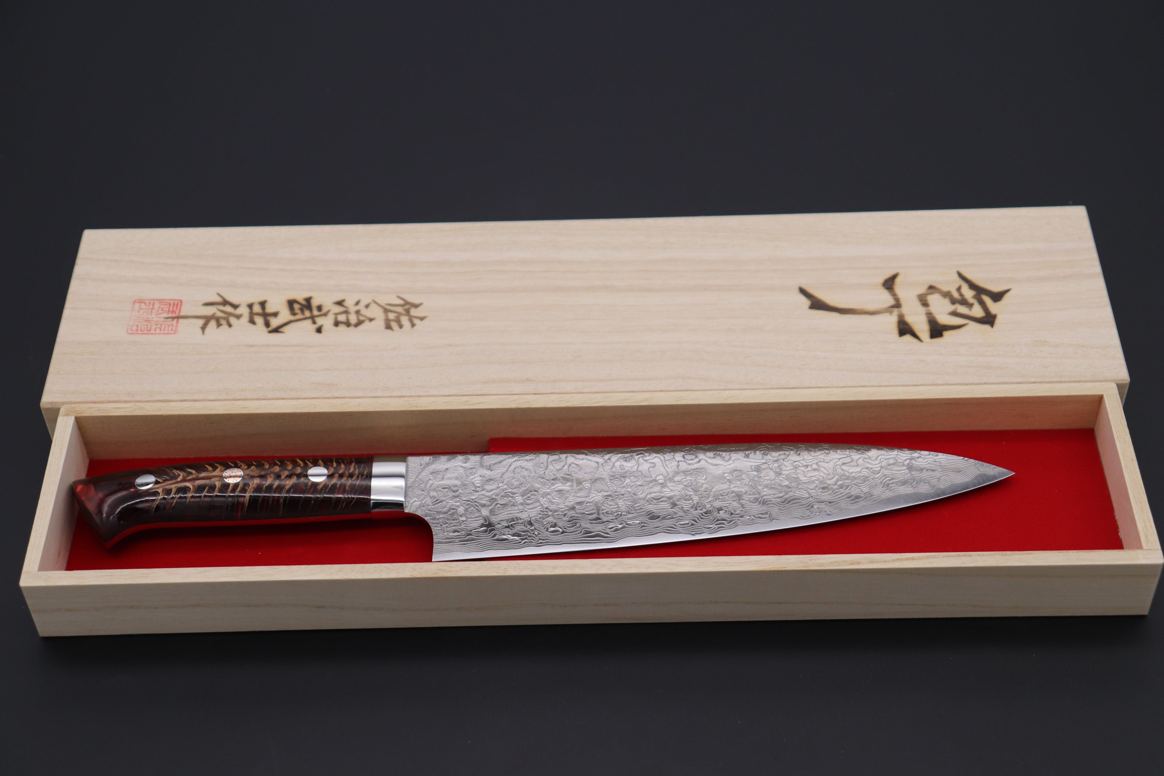 https://japanesechefsknife.com/cdn/shop/products/takeshi-saji-gyuto-takeshi-saji-summit-limited-edition-custom-series-smt-542-r-2-custom-damascus-gyuto-210mm-8-2-inch-41136380543259.jpg?v=1681175923